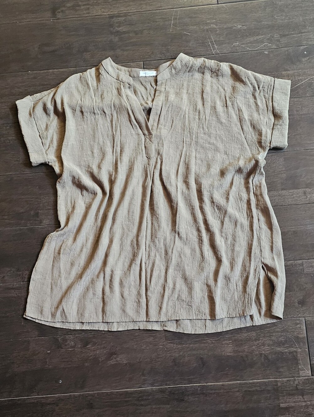 Chic Soul Short-Sleeve Split V-Neck Blouse in Olive GREEN